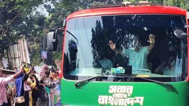 সৈয়দপুরে পৌঁছেছেন প্রধানমন্ত্রী, বাস থেকে হাত নেড়ে জানালেন শুভেচ্ছা
