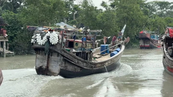 ২২ দিনের নিষেধাজ্ঞা শেষ, মধ্যরাতেই ঘাট ছাড়ল পাথরঘাটার শত শত ট্রলার