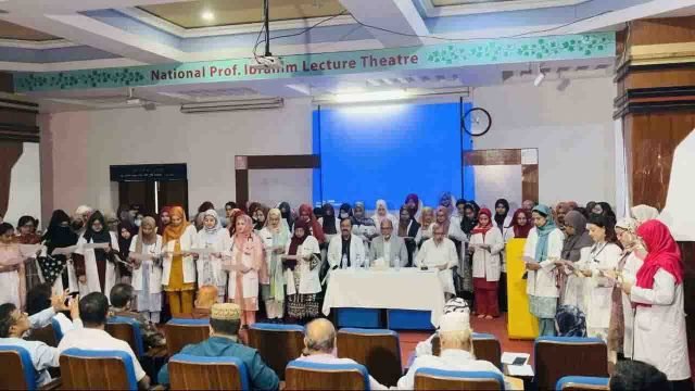 আদ-দ্বীন মেডিকেল কলেজ হাসপাতালে নবীন ইন্টার্ন চিকিৎসকদের শপথ গ্রহণ