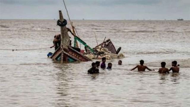 উত্তাল সাগরে ট্রলারডুবি, বরগুনার ১৪ জেলে জীবিত উদ্ধার