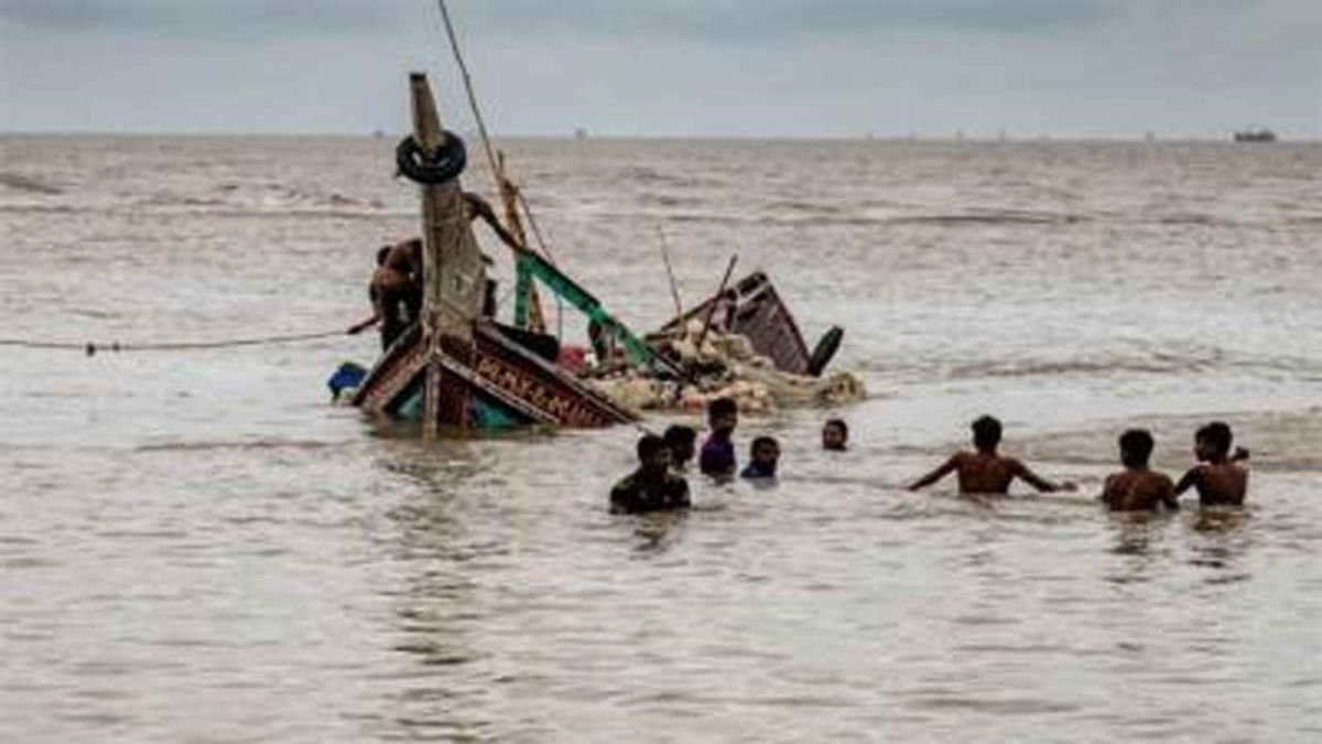 উত্তাল সাগরে ট্রলারডুবি, বরগুনার ১৪ জেলে জীবিত উদ্ধার