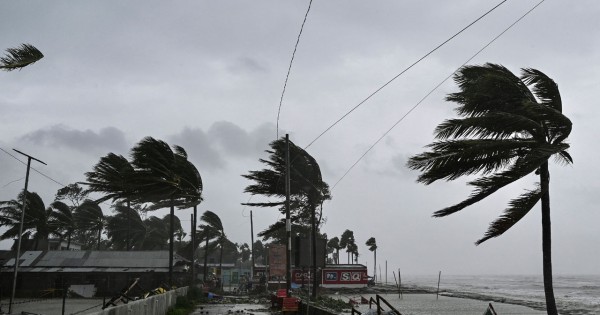 ঝড়ের আভাস